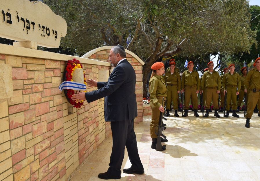 Defense Minister Avigdor Liberman lay a wreath at the Memorial Day Ceremony in Kiryat Shaul (ARIEL HERMONI/DEFENSE MINISTRY)