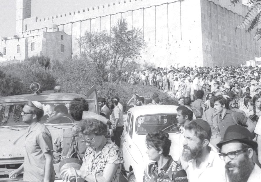 A procession to bury the remains of holy texts and objects destroyed by an Arab mob in the Tomb of the Patriarchs in 1976 (SA’AR YA’ACOV/GPO)