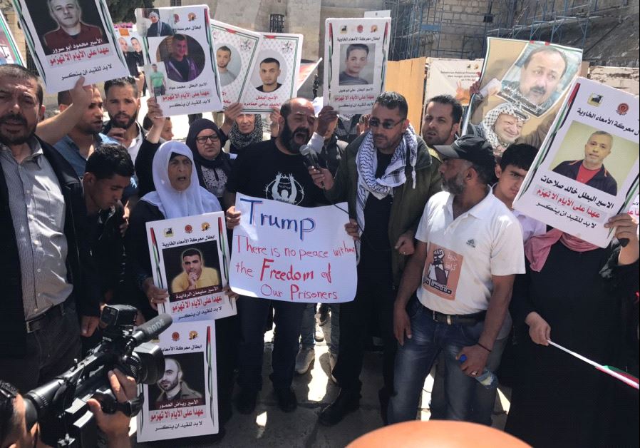  Palestinians protest in solidarity with hunger-striking prisoners in front of the Church of the Nativity in Bethlehem, May 23, 2017. (Eliyahu Kamisher)