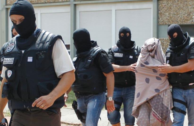 Лица террористов во время теракта. Бытовой терроризм фото. Одежда террористов во Франции.