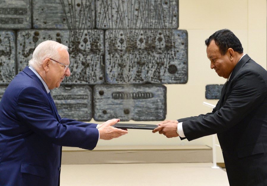 President Reuven Rivlin accepts the credentials of Honduras' new ambassador to Israel, June 15 2017.