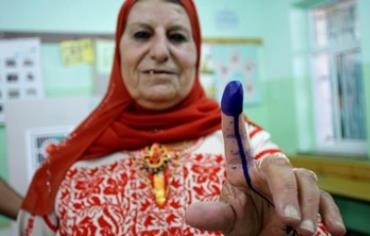 A Palestinian woman votes
