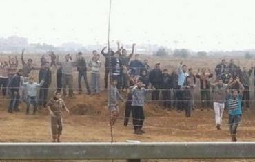Gazans at border fence [file]