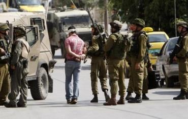 IDF soldiers arrest a Palestinian man [file].