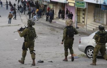 IDF soldiers deal with protesters in Hebron