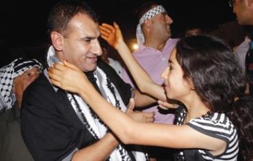 Freed Palestinian prisoner prisoner Hosni Sawalha greeted by niece as he arrives Ramallah. 