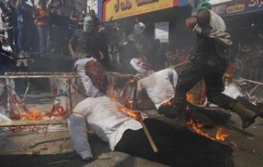 Palestinians burning effigies of Netanyahu and Peres in Gaza, September 27, 2013.