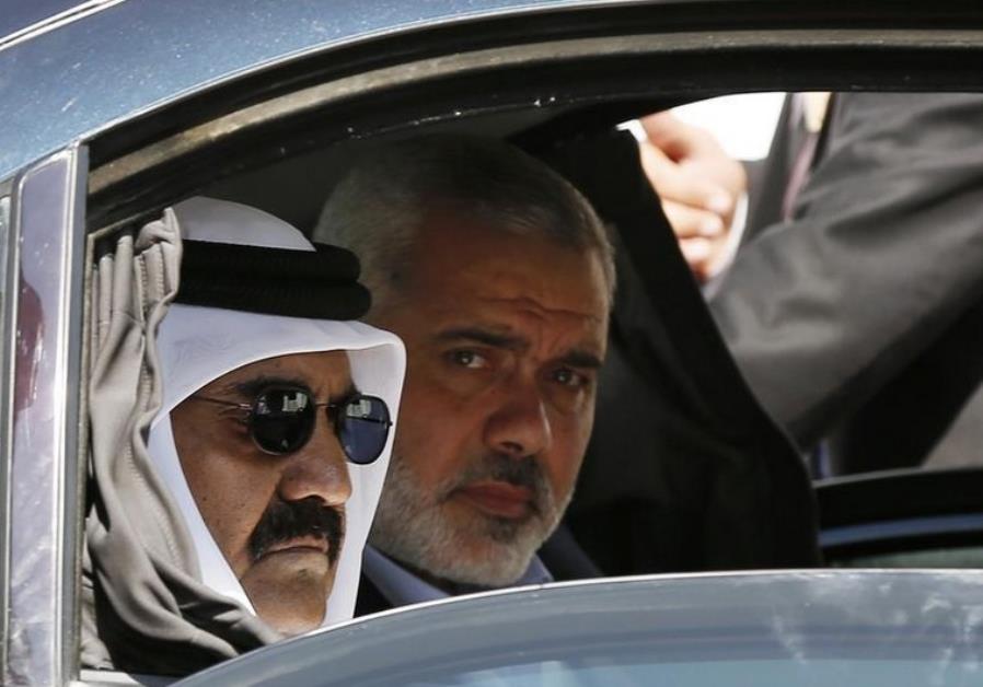 Hamas official Ismail Haniyeh (R) and the Emir of Qatar Sheikh Hamad bin Khalifa al-Thani