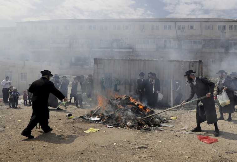 The burning of hametz in Jerusalem ahead of Passover, April 3, 2015 (credit: REUTERS)