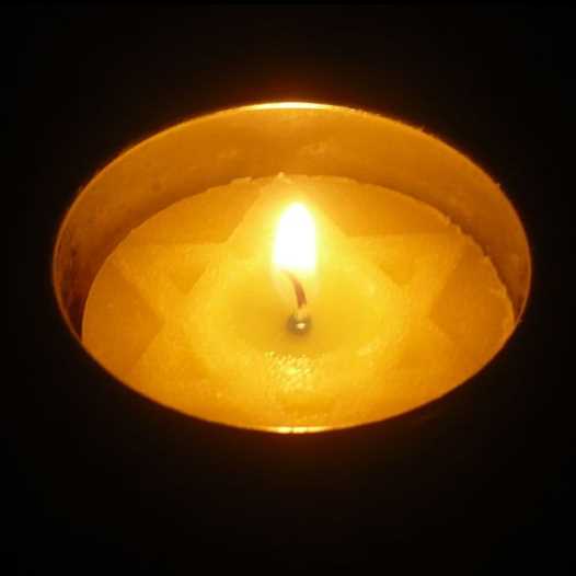 A memorial candle for Holocaust Remembrance Day (credit: Wikimedia Commons)