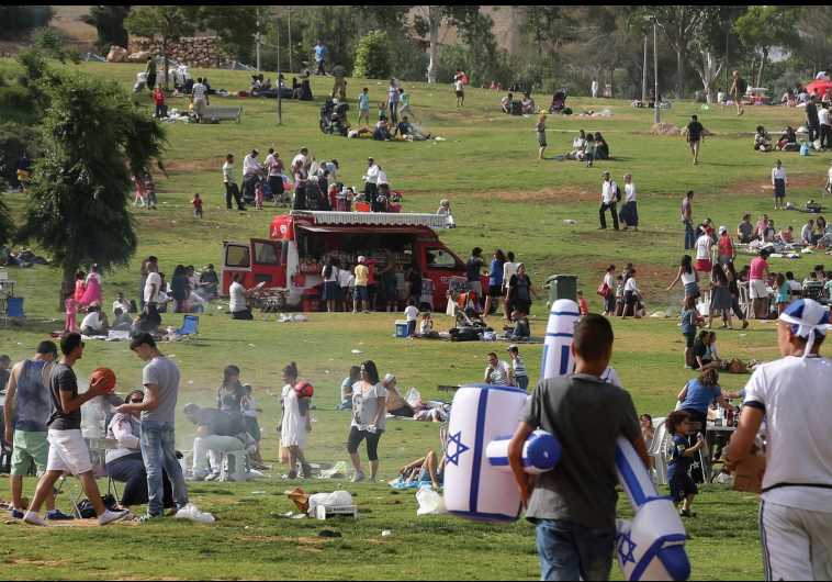 Celebrators head in to Jerusalem’s Sacher Park last year where barbecues and festivities are held throughout Independence Day. (credit: MARC ISRAEL SELLEM/THE JERUSALEM POST)