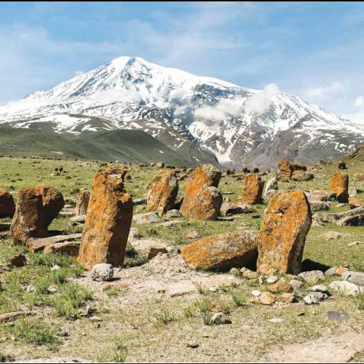 Le mont Ararat surplombant un champ de khachkars érodés (pierres croisées arméniennes) en Arménie occidentale, du livre '100 (1915-2015)'. (crédit : HRAIR 'HAWK' KHATCHERIAN)