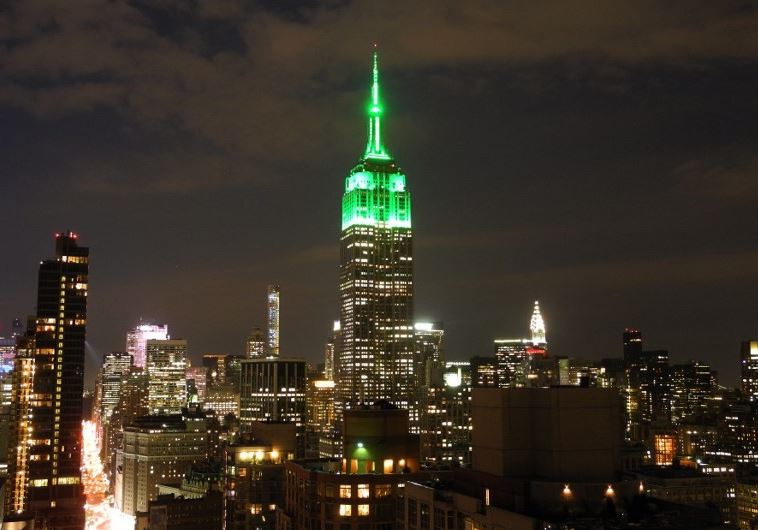 Empire State Building lit green for Eid al-Fitr holiday that marks the end of Ramadan, July 17, 2015.  (credit: AFP PHOTO / BRIGITTE DUSSEAU)