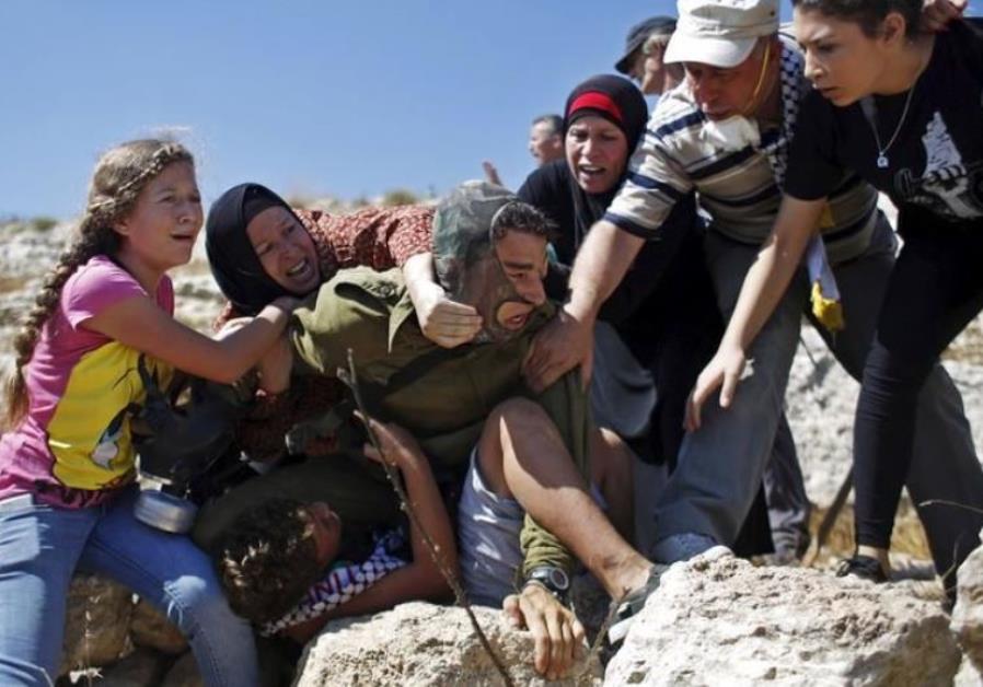 Israeli policemen scuffle with Arab Israelis during a 