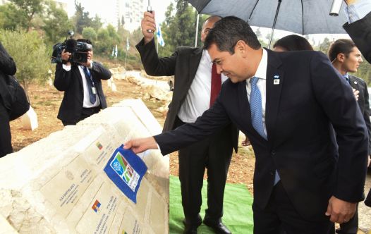 Honduras President Plants Tree in Jerusalem (Credit: KKL-JNF)