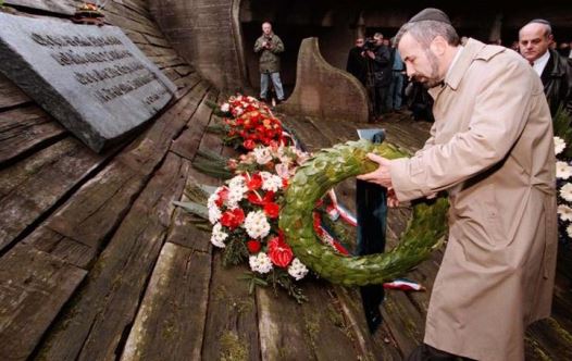 Ognjen Kraus, leader of Croatia's Jewish community, lays a wreath on the monument of Fascist victims, mostly Jews, Serbs and gypsies, during a commemoration held at the site of the former World War Two concentration camp in Jasenovac April 19, 1998 (credit: REUTERS)