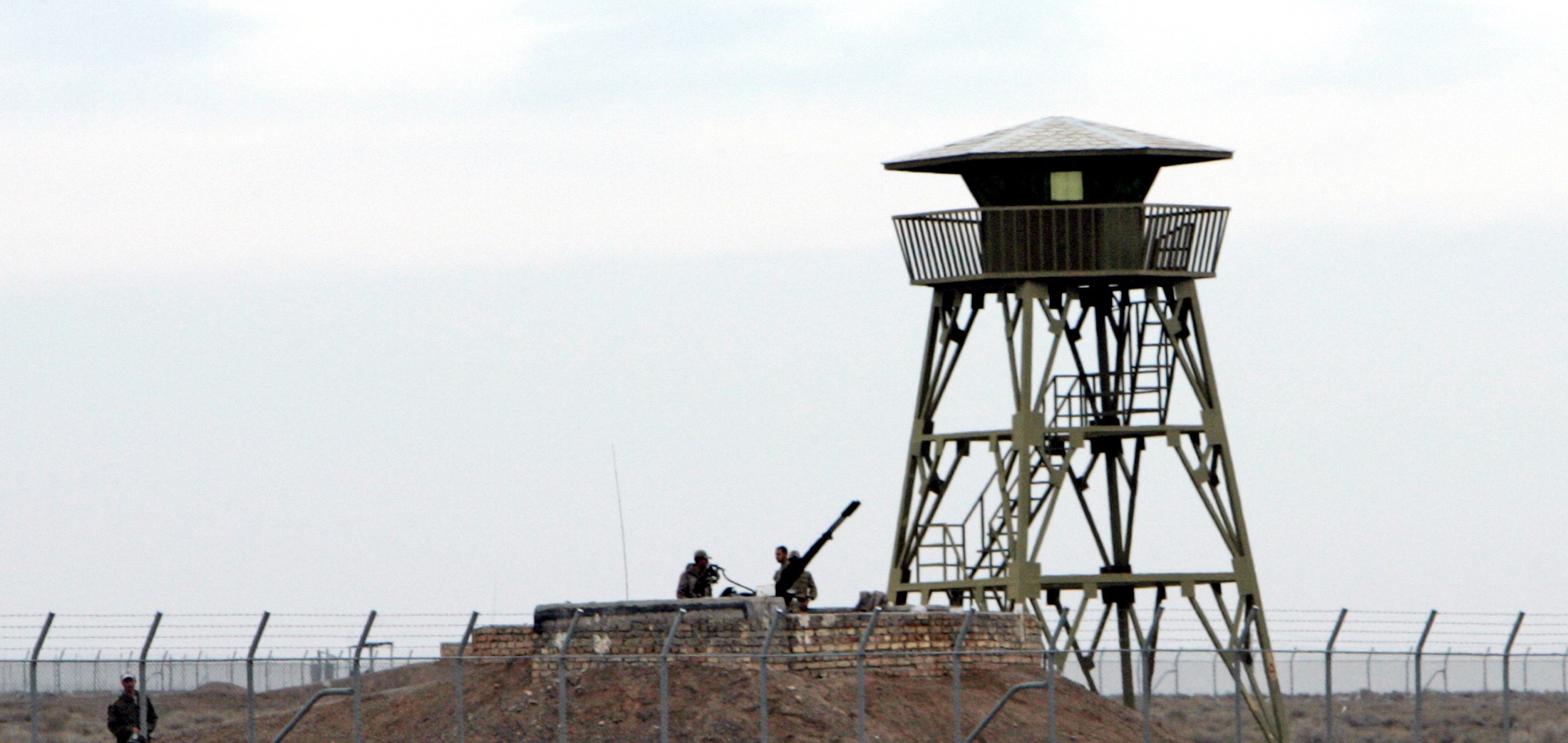 ranian soldiers stand guard on an anti-aircraft machine gun inside the Natanz uranium enrichment facility, 322km (200 miles) south of Iran's capital Tehran March 9, 2006.