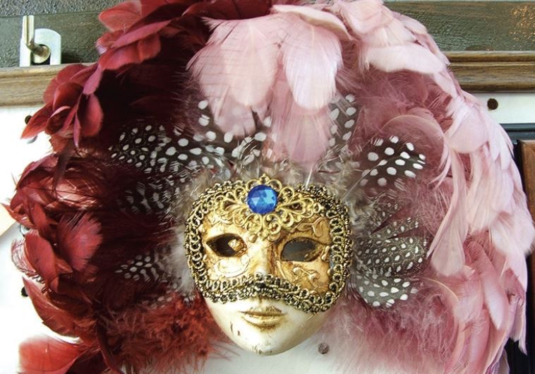 A Veneziana mask from Verona, Italy (credit: Wikimedia Commons)