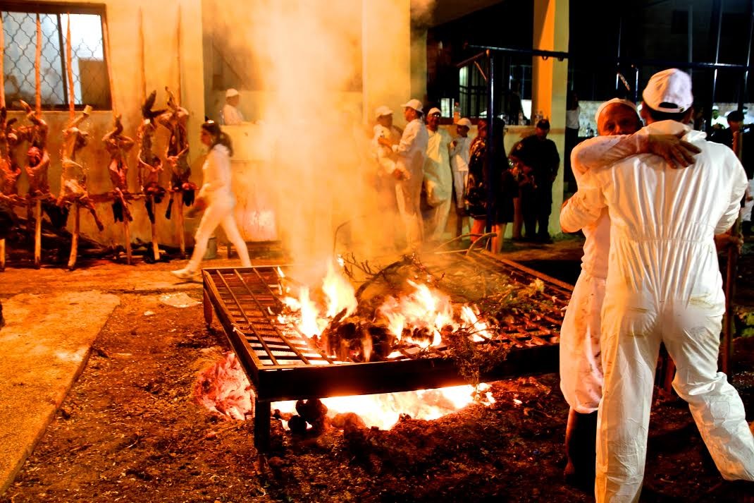 Samaritans burning the organs of the sheep (credit: TOVAH LAZAROFF)