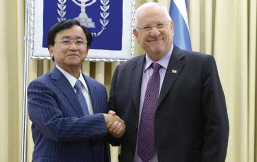 PRESIDENT REUVEN RIVLIN with Dr. Yoshimitsu Kobayashi, chairman of the Mitsubishi Chemical Corporation (credit: MARK NEYMAN / GPO)