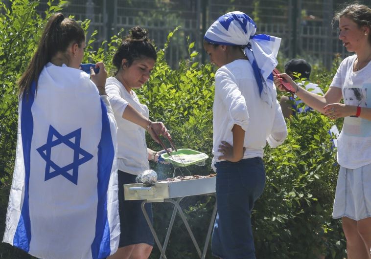 Israelis display their country's flag at a Jerusalem barbecue on Independence Day