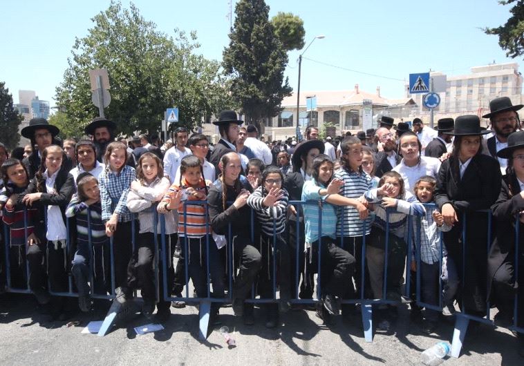 Rabbi Eliezer Berland's followers outside the court Friday July 28, 2016 (credit: MARC ISRAEL SELLEM)