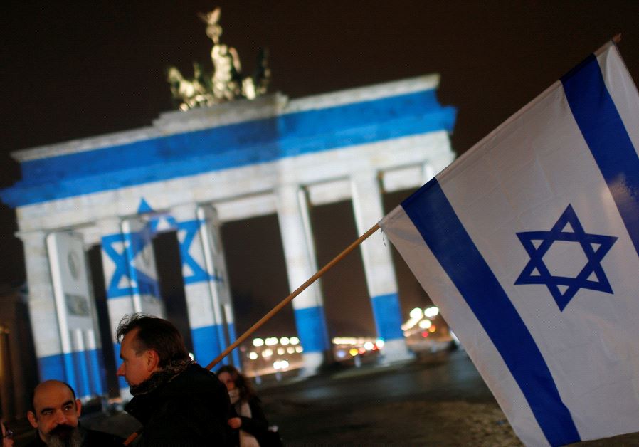 La Puerta de Brandeburgo en Berlín, Alemania, se ilumina con los colores de la bandera israelí para mostrar solidaridad con Israel (crédito: REUTERS)