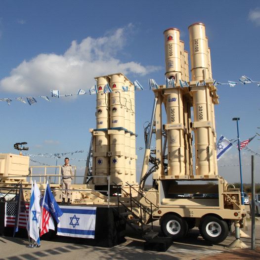 L'armée de l'air israélienne reçoit des intercepteurs balistiques Arrow-3 lors d'une cérémonie officielle de transfert. (crédit : MINISTERE DE LA DEFENSE)