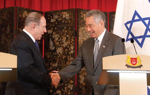 Singaporean Prime Minister Lee Hsien Loong welcomes Prime Minister Benjamin Netanyahu to the Istana presidential palace.