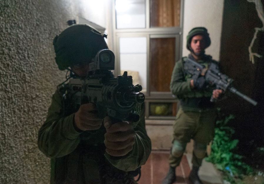 Les forces israéliennes attaquent un village terroriste qui a tué un soldat des FDI 