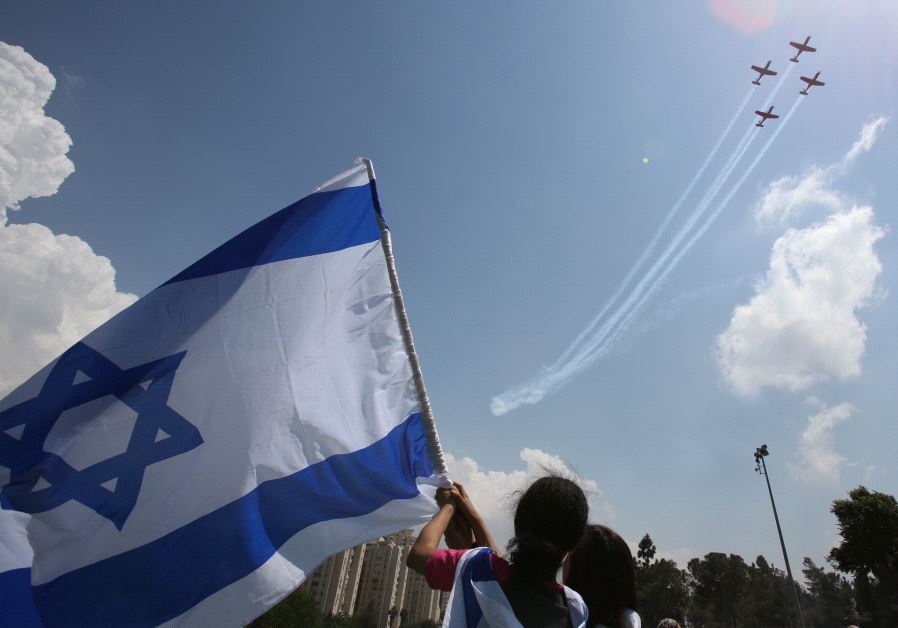 Israelis gather to watch the annual Independence Day flyover. (credit: MARC ISRAEL SELLEM)