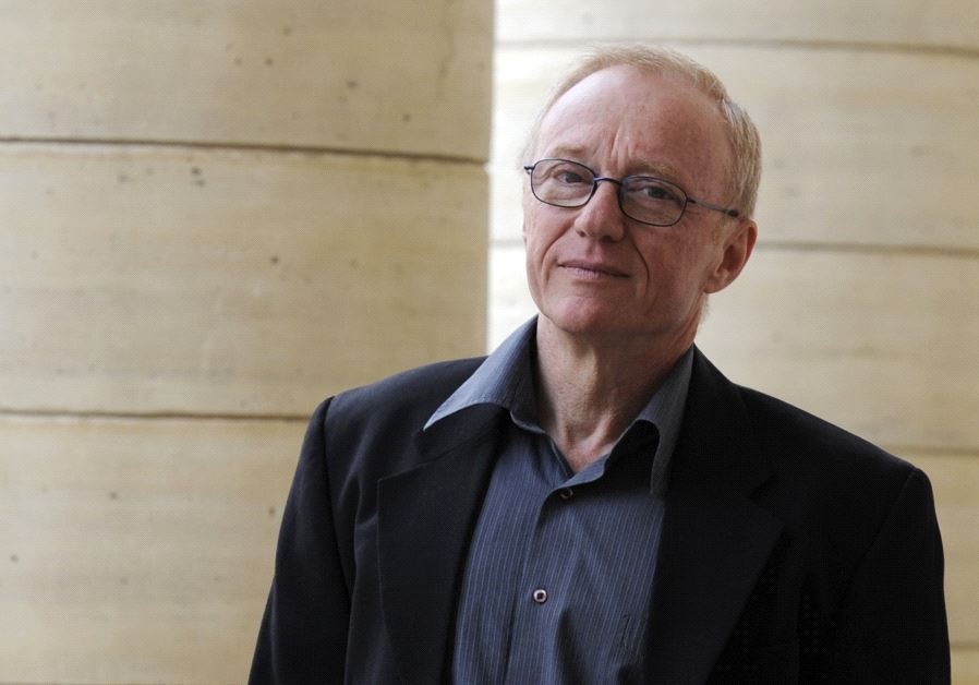 Israeli author David Grossman poses for photographers after he received the Medicis Foreign book award for his novel ''Une femme fuyant l'annonce'' (credit: REUTERS)