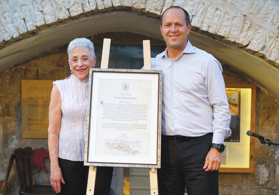 Nir Barkat presents the Jerusalem Builder Award to the Lynn Schusterman.