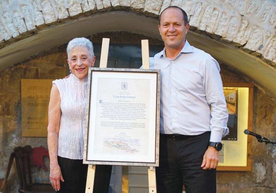 Nir Barkat presents the Jerusalem Builder Award to the Lynn Schusterman. (credit: SNIR KAZIR)