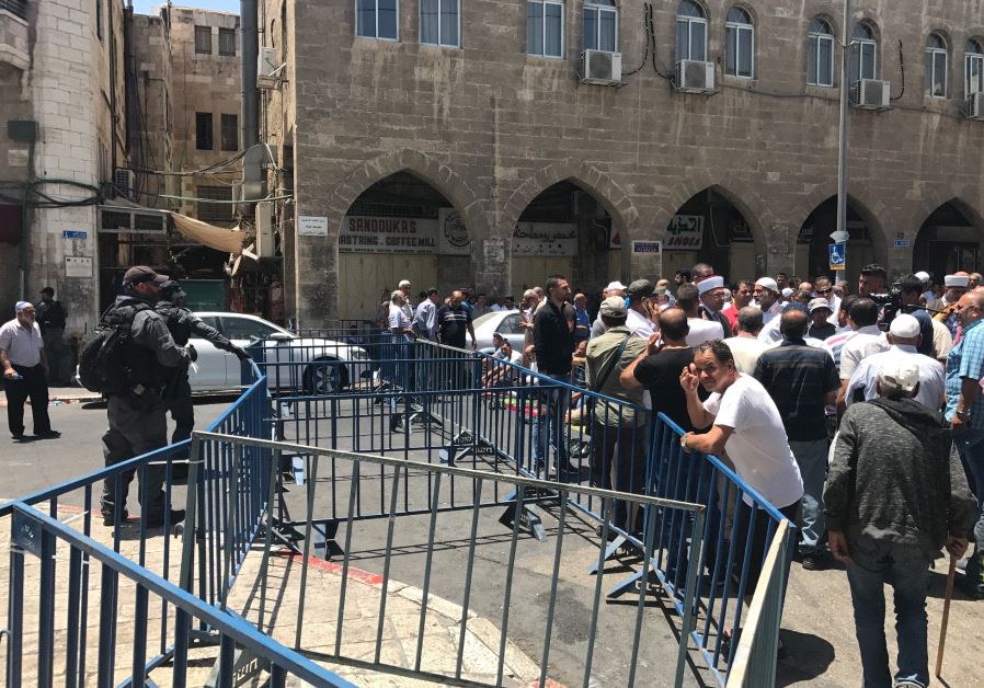 Israeli police man a barricade on Salah a Din street after a deadly terror attack in Jerusalem, July 14, 2017. (Seth J. Frantzman)