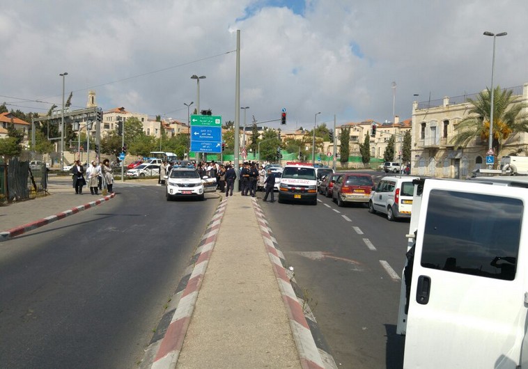 Police and emergency workers at the scene of a terror stabbing in Jerusalem, October 10, 2015
