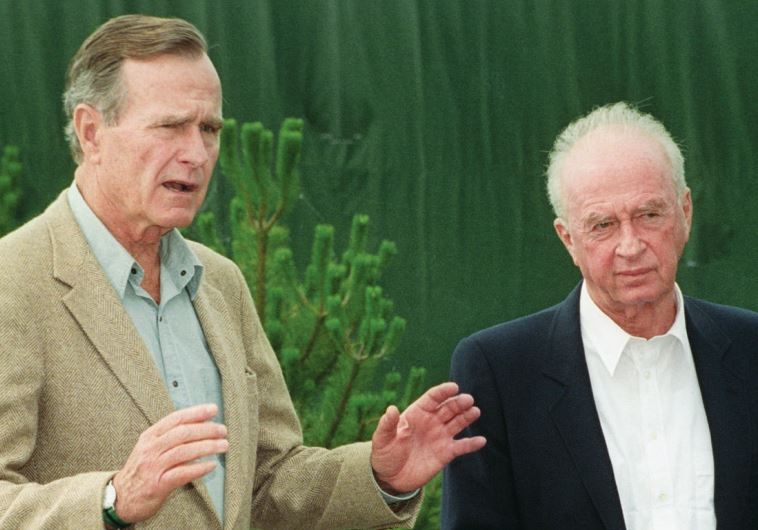 PM Yitzhak Rabin and president George Bush Sr. speak to the press at Bush’s seaside retreat in Maine on August 10, 1992