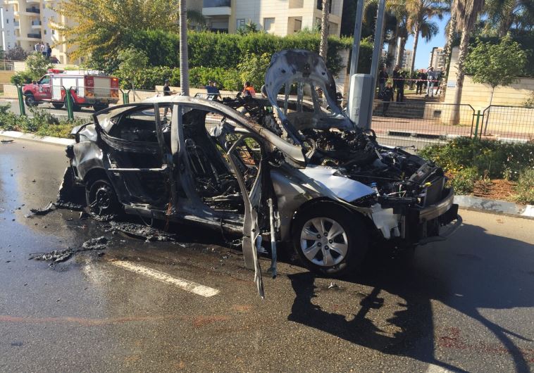Burnt vehicle in underworld car bombing in Rishon Lezion