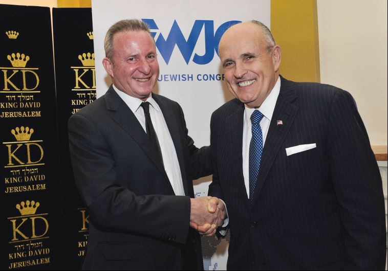 ‘The Jerusalem Post’ Editor-In-Chief Steve Linde (left) and former New York City mayor Rudolph Giuilani at a dinner this past Sunday at Jerusalem’s King David Hotel, co-hosted by the World Jewish Congress and the Greenberg Traurig law firm
