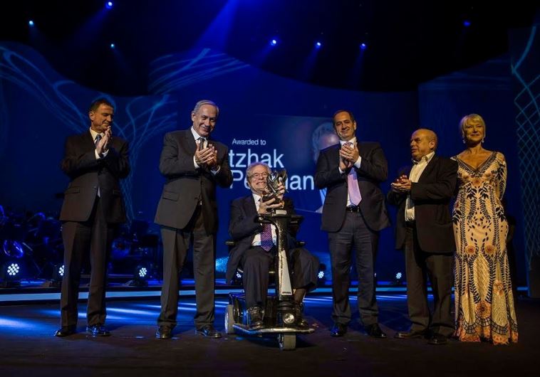Itzhak Perlman (center) receives the 2016 Genesis Prize at a ceremony in Jerusalem, June 23, 2016