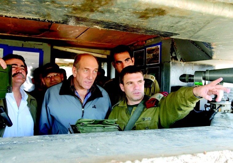 Gal Hirsch et Ehoud Olmert à la base de Biranit