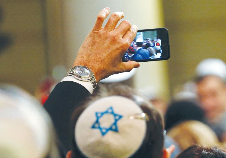 HOW MANY potential Jews are in the photo?