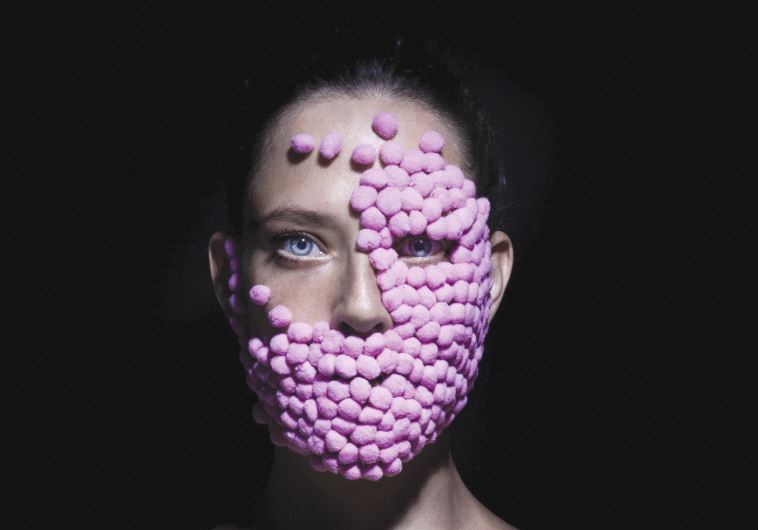 ‘Woman with pink cotton balls on her face’: Depicting women’s chameleon-like ability to transition from one emotional state to the next