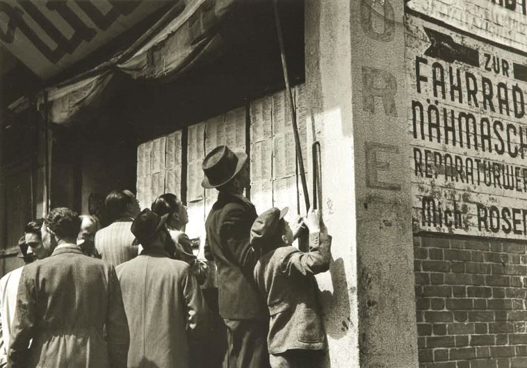 les réfugiés de Hongkou recherchent leurs proches dans des listes de survivants des camps