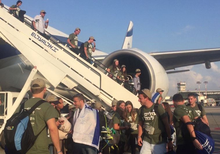 Hundreds of North American olim make way to Israel