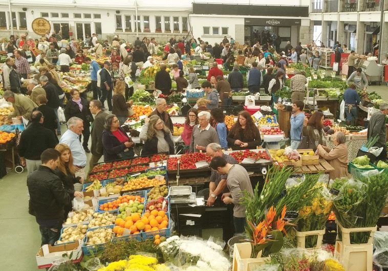 Shoppers persue fresh produce and foodstuffs at the Coimbra farmers’ market