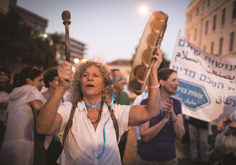 Femmes manifestant pour la paix