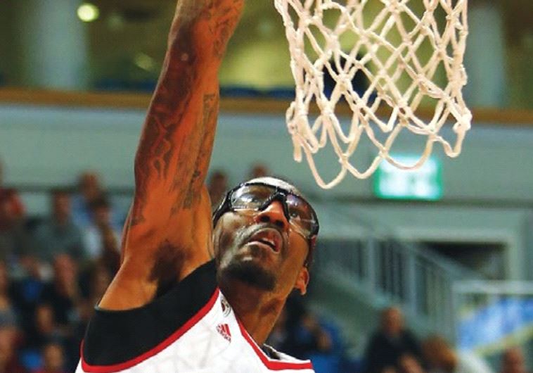 Hapoel Jerusalem center Amar’e Stoudemire had a season-high 16 points and 11 rebounds in last night’s 93-71 win over Maccabi Haifa at the Jerusalem Arena.