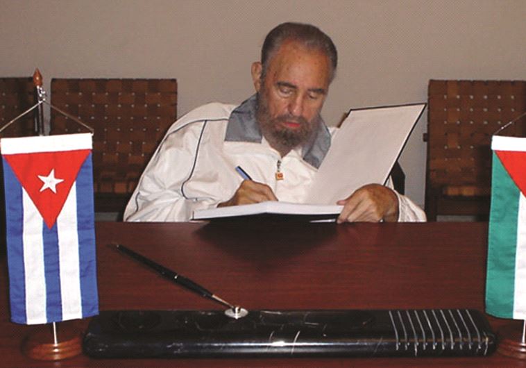 Fidel Castro signe le registre de condoléances de Yasser Arafat
