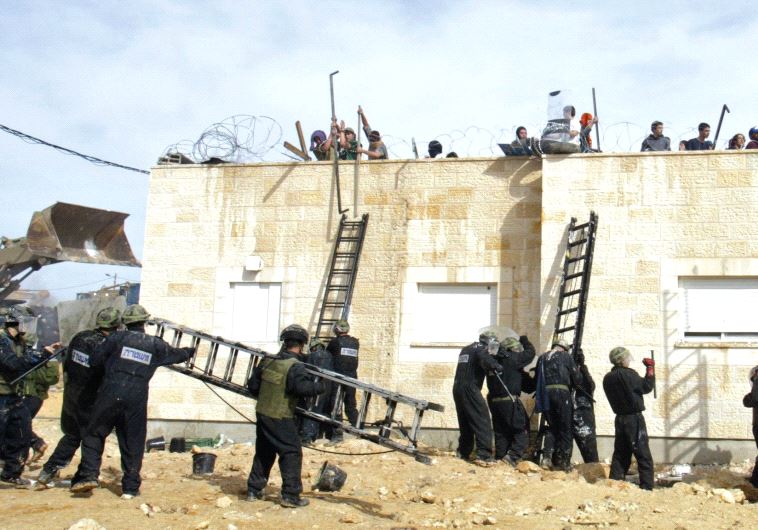 POLICE PREPARE to remove settlers and their supporters from Amona in 2006.